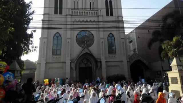Sebagian jemaah menunaikan salat Ied di halaman gereja di Kota Malang, Jawa Timur.