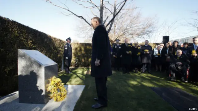 تونی ابوت، نخست وزیر استرالیا از خانوادههای قربانیان به خاطر میزان بردباری و تحمل در برابر این فاجعه قدردانی کرد