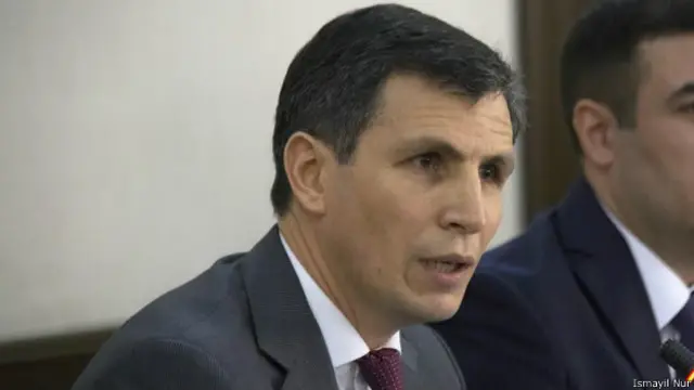 Zahid Oruc Eldar Mahmudovun işdən azad olunması ilə bağlı ətraflı açıqlama verən, hələ ki, yeganə hakimiyyətyönlü şəxsdir. 