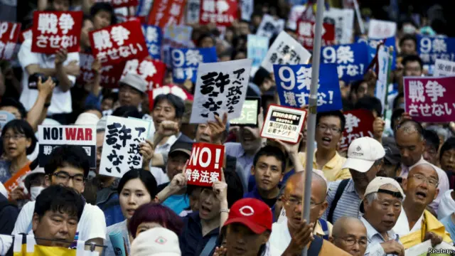 除了街头抗议示威行动扩大以外，文化界、学界等一些组织或名人也纷纷发表反对声明。