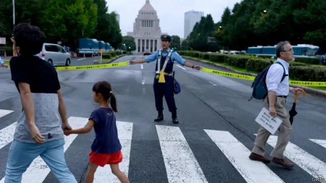 ماہرین کا کہنا ہے کہ ملک کی بوڑھی ہوتی آبادی کے باعث معیشت رک گئی ہے