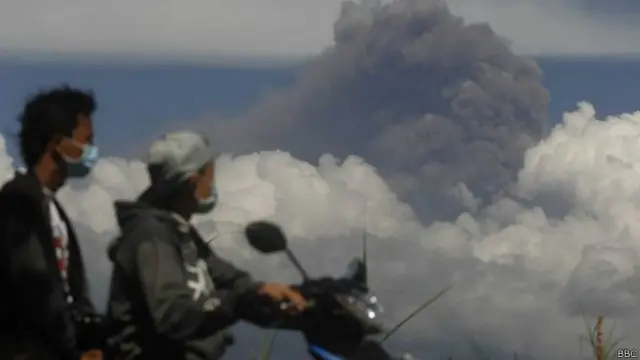 ज्वालामुखी से निकलती राख का गुबार