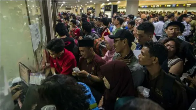हवाई अड्डे पर फंसे हज़ारों मुसाफ़िर