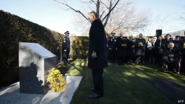 澳大利亚总理阿伯特为纪念碑揭幕