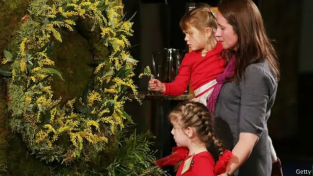 参与纪念仪式的澳大利亚人向死者致敬