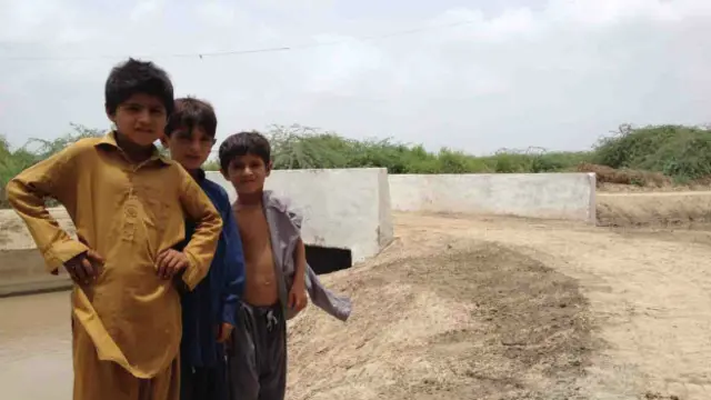 ایک سال پہلے تک وکیو خاصخیلی گاؤں کے رہائشیوں کو نہر کا پانی استعمال کرنا پڑتا تھا