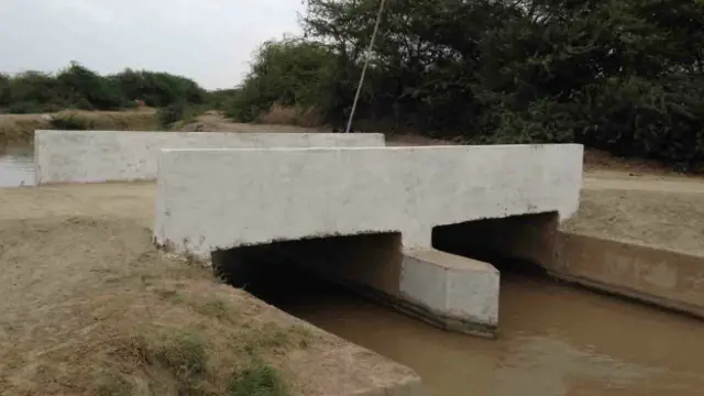 اس 12 فٹ طویل اور آٹھ فٹ چوڑی پل پرگدھا گاڑی اور ٹریکٹر ٹرالی آسانی سے آسکتے ہیں