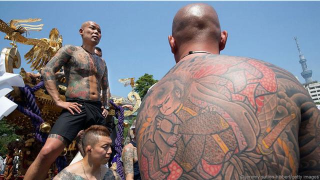 Татуированные члены якудзы на празднике
