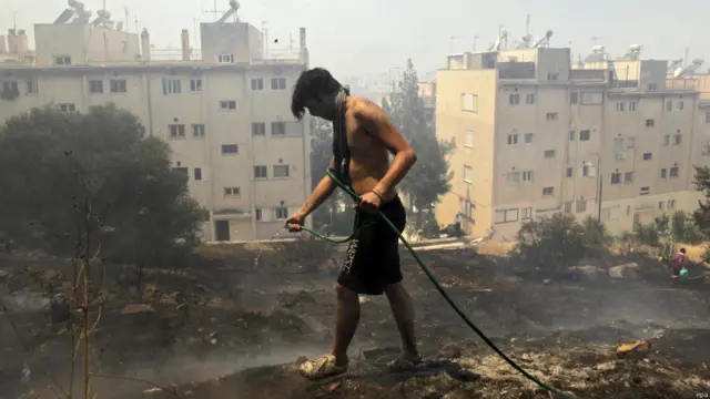 أخيرا نجح في أطفاء ألسنة اللهب قبل أن تصل لمنزله في منطقة كيريا.