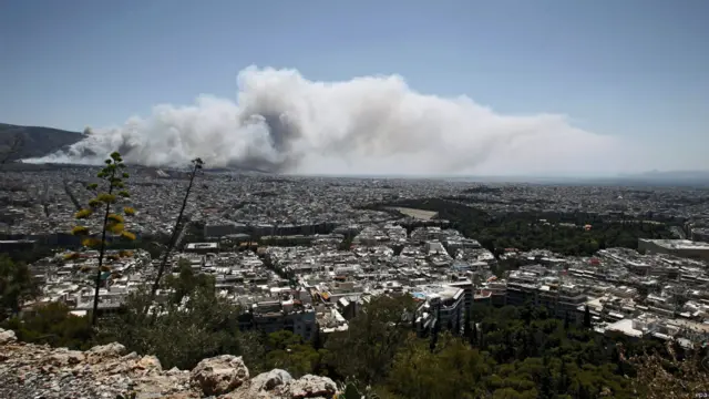 أجلت السلطات سكان 3 قرى في ضواحي العاصمة أثينا.