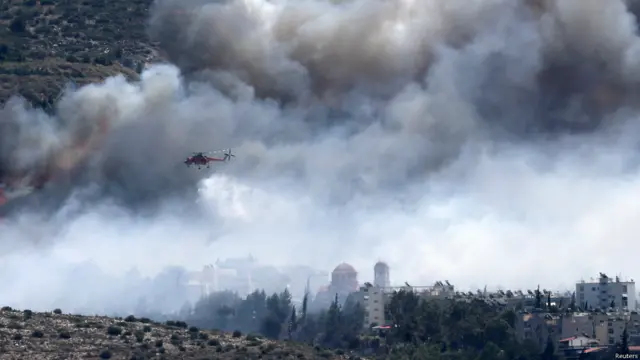 مروحية تلقي المياه فوق أحد الحرائق على تل لاكونيا.