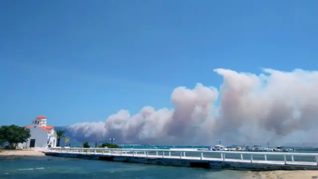 سحب الدخان فوق شاطيء نيبوليس جنوب اليونان.