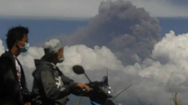 拉翁火山爆发自上周已经造成机场关闭