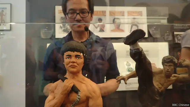 陈振辉介绍展品