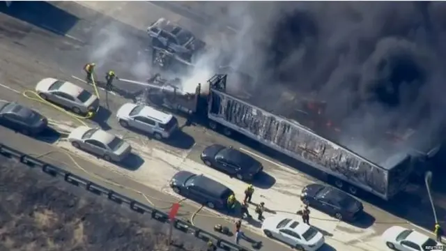 至少有20多辆烧毁的汽车被遗弃