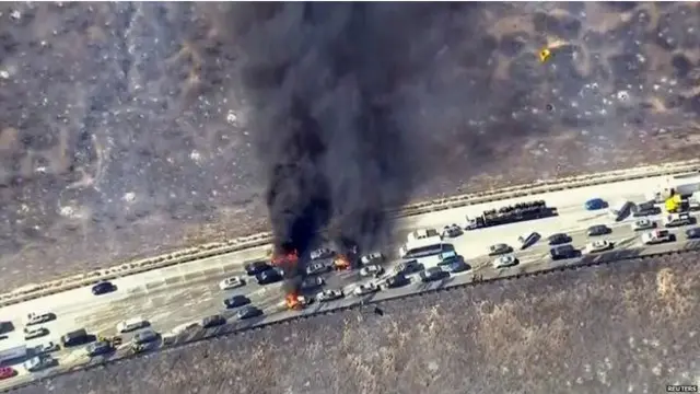 由于山火蔓延,附近几条公路已经关闭,造成交通大阻塞。