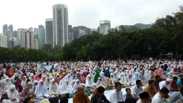 Konsulat Jenderal RI di Hong Kong memperkirakan jumlah jemaah asal WNI yang mengikuti salat Ied mencapai sedikitya 50 ribu orang.