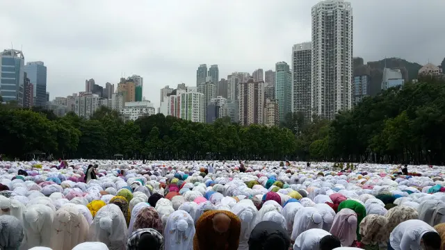 Ribuan Muslim Indonesia shalat Ied di Victoriua Park, Hong Kong. 