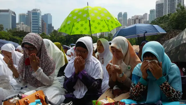 Sepanjang salat Ied, sejumlah WNI tampak menangis dan menghapus air mata.