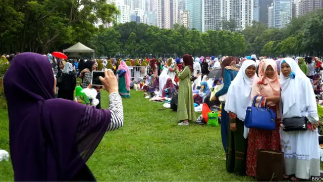 Para TKI memanfaatkan momen salat Ied untuk berjumpa dengan rekan-rekan sesama WNI.