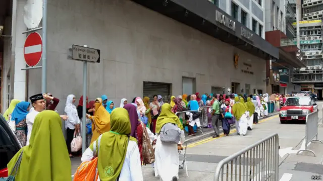Konsulat Jenderal RI mempersilakan para WNI untuk beramah tamah seusai melaksanakan salat Ied.
