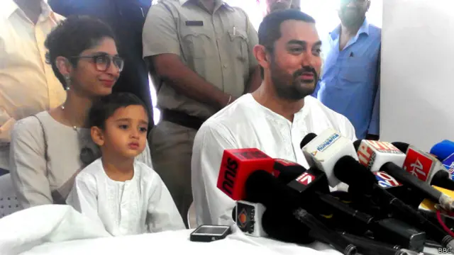 फ़िल्म अभिनेता आमिर ख़ान अपनी पत्नी किरण राव और बेटे आज़ाद के साथ.