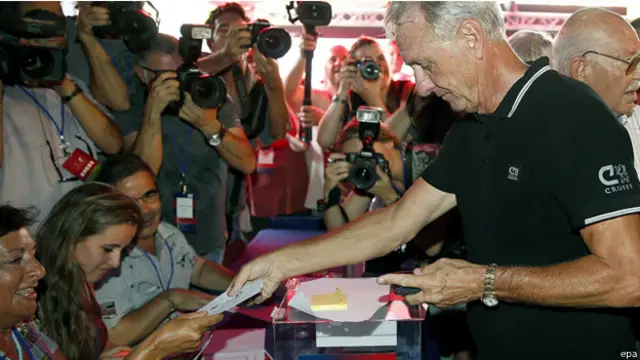 نجم ومدرب برشلونه السابق، الهولندي يوهان كرويف، يدلي بصوته في الانتخابات