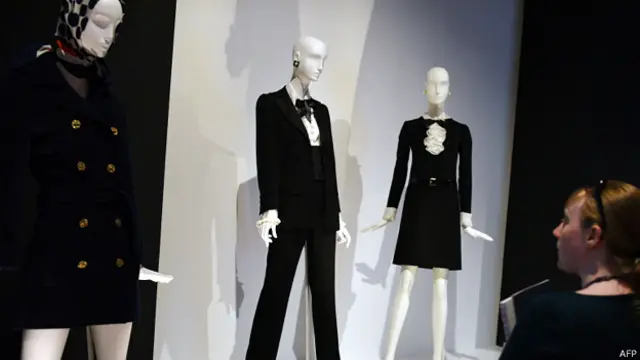 در این نمایشگاه حدود ۵۰ مورد از شاخص ترین لباس های اثر ایو سن لوران به نمایش گذاشته شده اند