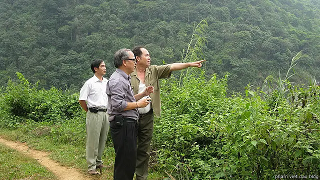 Tác giả Phạm Viết Đào (đầu tiên) thăm lại một địa điểm trên chiến trường cũ trận Vị Xuyên.