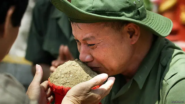 Một cựu chiến binh Việt Nam xúc động trước nắm đất 'thấm máu xương của đồng đội' khi thăm lại chiến trường cũ Vị Xuyên.