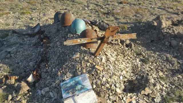 Жители Донбасса нередко обозначают места захоронений самодельными памятниками