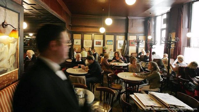 Thư giãn ở Cafe Hawelka (Ảnh: Dieter Nagl/AFP/Getty Images)