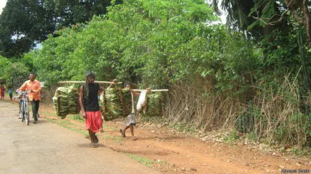 पश्चिम ओडिशा के एक गांव में साप्तहिक हाट के लिए जाता एक व्यक्ति