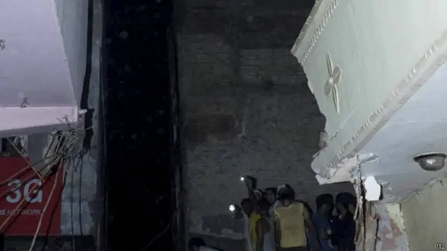 दिल्ली में इमारत गिरी