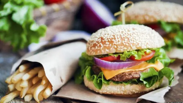 چلتے پھرتے کھانا کھانے والوں کا وزن بڑھنے کا خدشہ زیادہ ہوتا ہے