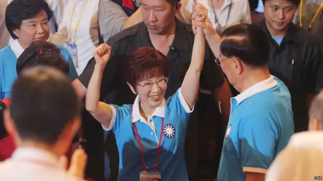 洪秀柱(中)進入台北國父紀念館時與連戰(右)握手(台灣中央社圖片19/7/2015)