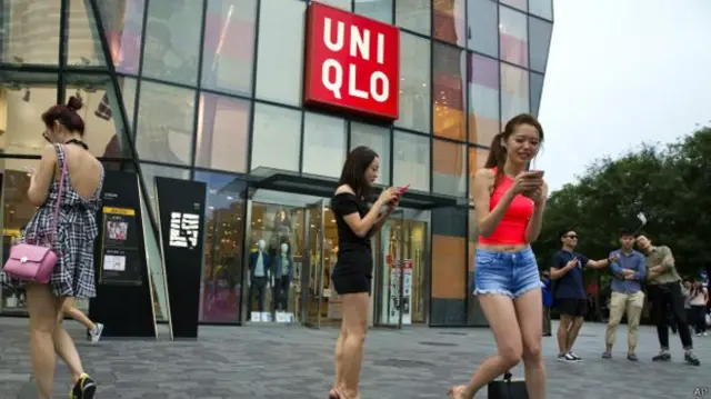 Sejak video seks itu beredar banyak orang berselfie di luar toko Uniqlo di Cina. 