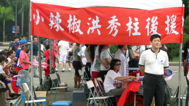 洪秀柱支持者在台北国父纪念馆外聚集（BBC中文网图片19/7/2015）