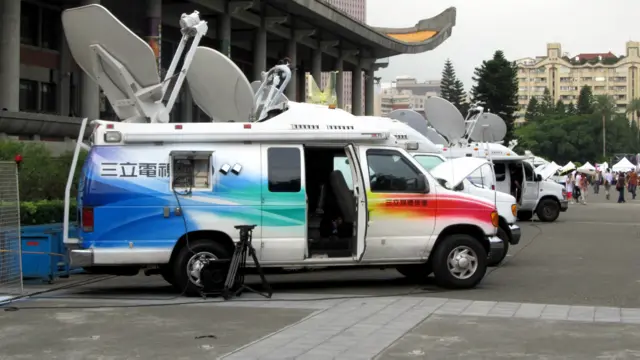 洪秀柱支持者在台北国父纪念馆外聚集（BBC中文网图片19/7/2015）