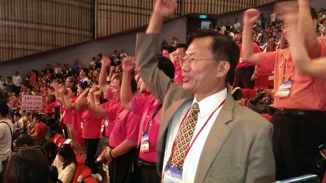 台北國民黨大會上黨員喊口號（BBC中文網圖片19/7/2015）