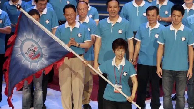 洪秀柱在國民黨大會上揮舞選舉旗幟（19/7/2015）