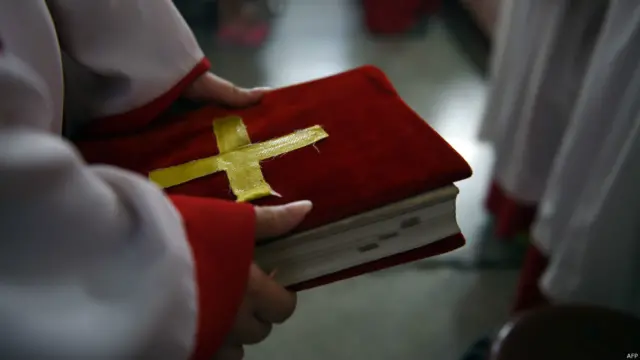 天津中心桥一家地下教会内神职人员手持圣经参与仪式(5/2015)