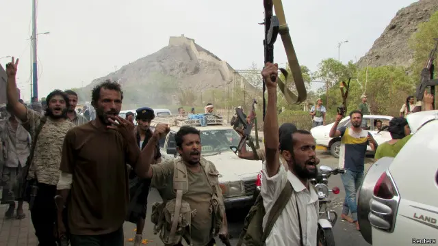 تحاول مجموعات مسلحة موالية لهادي إحكام سيطرتها على عدن.