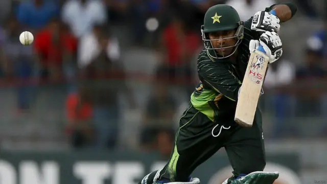 پریماداسا کرکٹ سٹیڈیم میں کھیلے جانے والے تیسرے ایک روزہ میچ میں پاکستان نے پہلے کھیلتے ہوئے محمد حفیظ اور سرفراز کی نصف سنچریوں کی بدولت 316 رنز بنائے۔