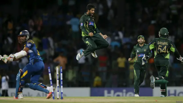 پاکستان کی جانب سے اپنا پہلا میچ کھیلنے والے عماد وسیم دو وکٹیں حاصل کرنے میں کامیاب ہوئے۔