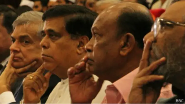 මාර්තු 12 ලියවිල්ලට අත්සන් තැබුණු මොහොත