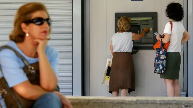 Nhiều tuần nay người dân chỉ được rút 60 euro mỗi ngày