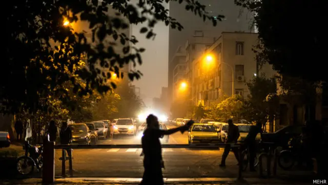 در حقیقت در رویارویی میان شبکه های فساد و سازوکارهای ضد فساد بازیگر سومی هم وجود دارد که می تواند در شکل گیری نوع پویایی پدیده فساد نقش مهمی را ایفا کند. آنجا که افکار عمومی با فساد کنار آمده است ما شاهد پویایی مخرب و منفی فساد و بعد آسیب شناسانه آن هستیم. 