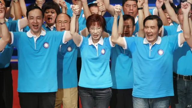 洪秀柱和國民黨大老在全代會上同台。