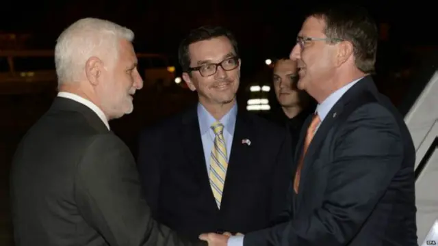 وصل كارتر، في يمين الصورة، إلى إسرائيل في محاولة لتهدئة مخاوفها بشان الاتفاق بشأن البرنامج النووي الإيراني